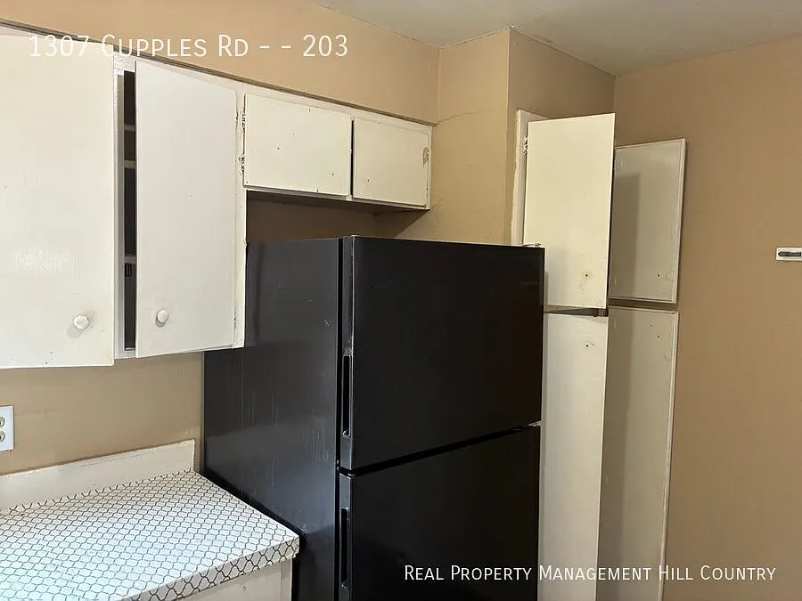 Garden Style 2 Bed / 1 Bath Apartment - Appliances Included - Off General McMullen — Photo 4