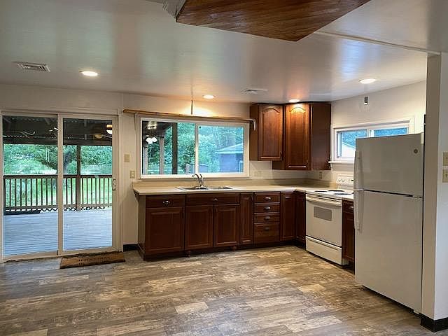 Kitchen overlooking backyard with creek view. Lots of natural daylight, watch the plentiful wildlife while preparing your meals. Deer, squirrel, rabbits, geese, egrets, etc all visit this quiet back yard. Adjacent deck for outdoor dining.