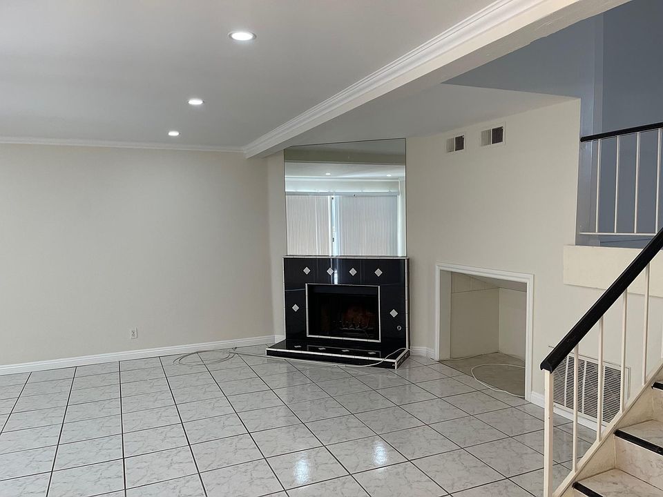 1st image of 5800 Owensmouth Ave APT 42