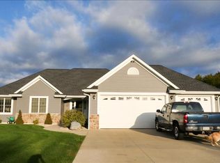 W264S7865 Oakdale Dr, Mukwonago, WI 53149