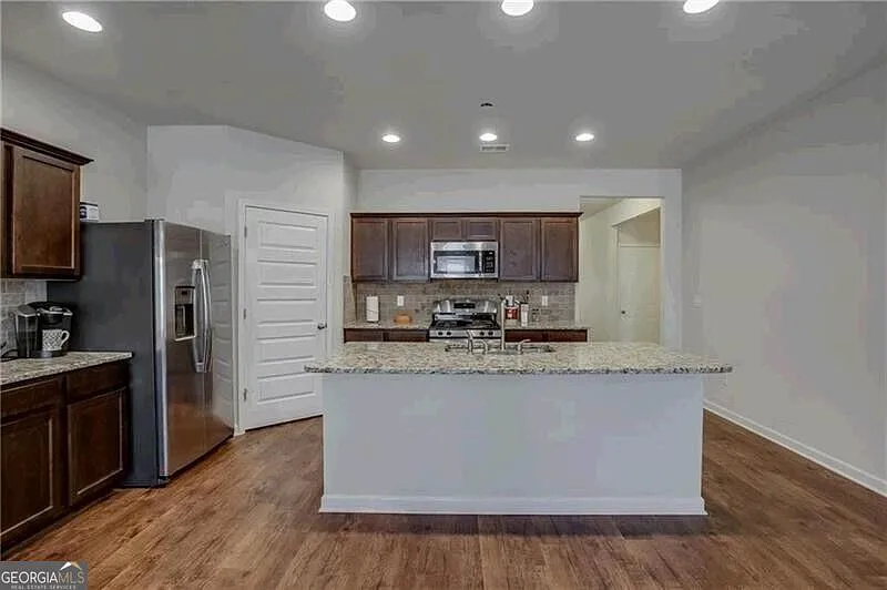 4 bed, 2.0 bath, 1819 sqft, $2,200 — Photo 4