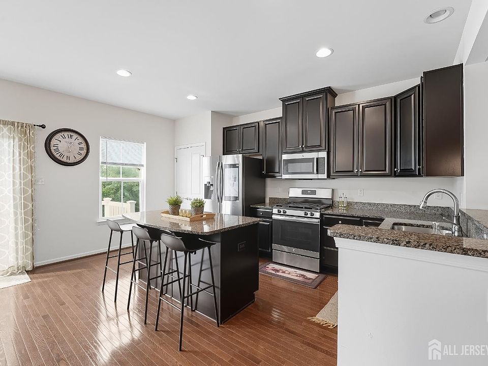 1st image of 805 Bayside Ct