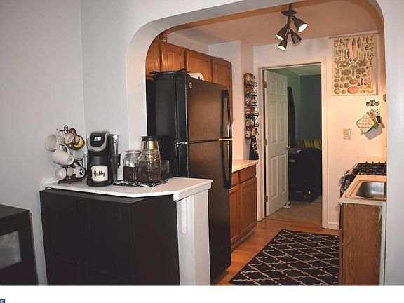 4th image of 422 W 4th Ave