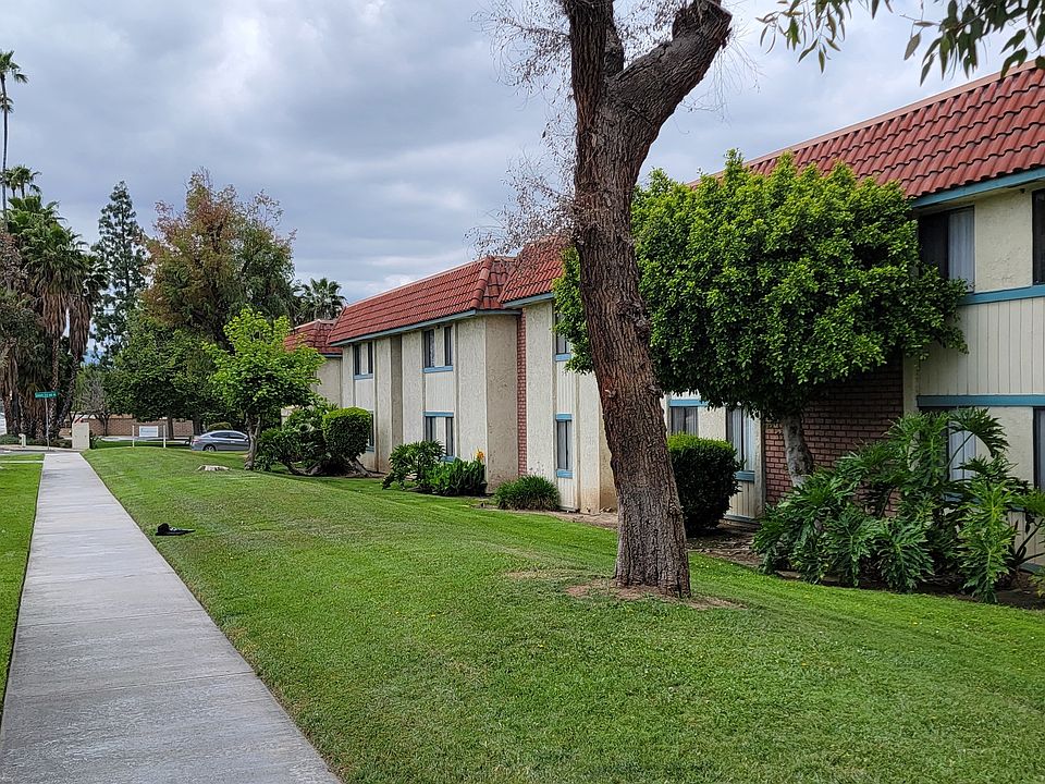 Maticulously manicured landscaping at Magnolia Apartments in Riverside, California.