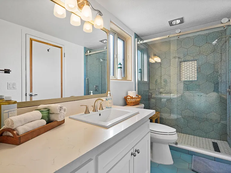 300 Rossmore Dr — Photo 11