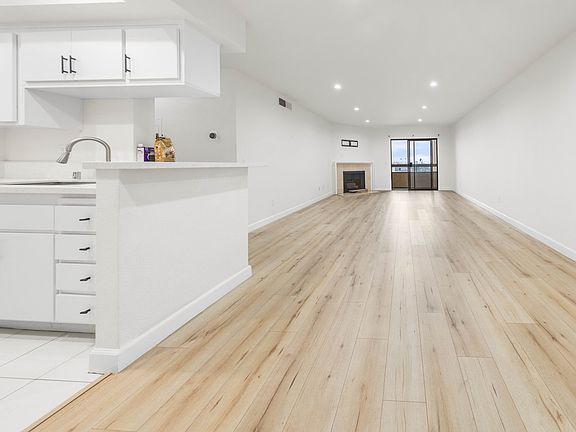 2nd image of 424 Oak St Unit 324