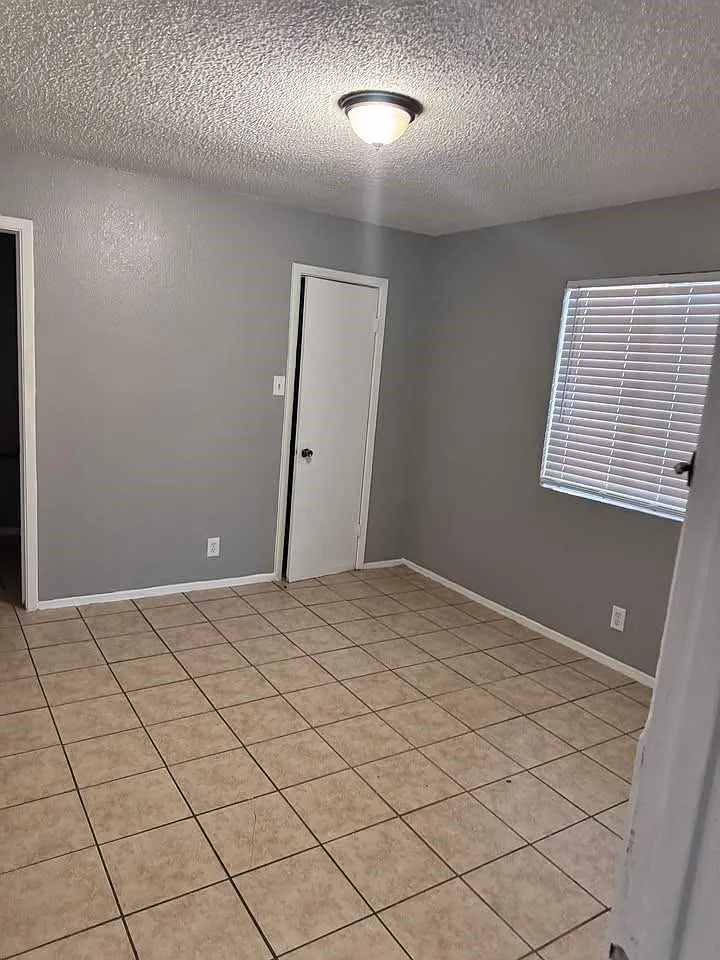 3 bed, 2.0 bath, 987 sqft, $1,425 — Photo 1