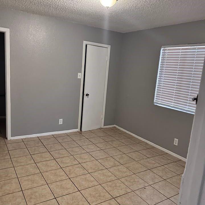 1st image of 5308 S Pleasant Valley Rd #B