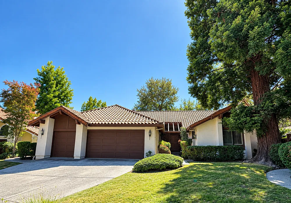 4 bed, 2.5 bath, 2915 sqft, $5,200 — Photo 1