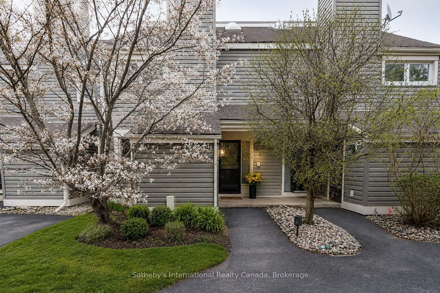 The Escarpment — Photo 1