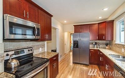 4th image of 3220 Hoyt Ave
