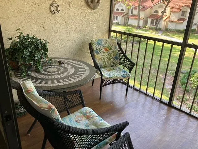 1041 Country Club Dr — Photo 14