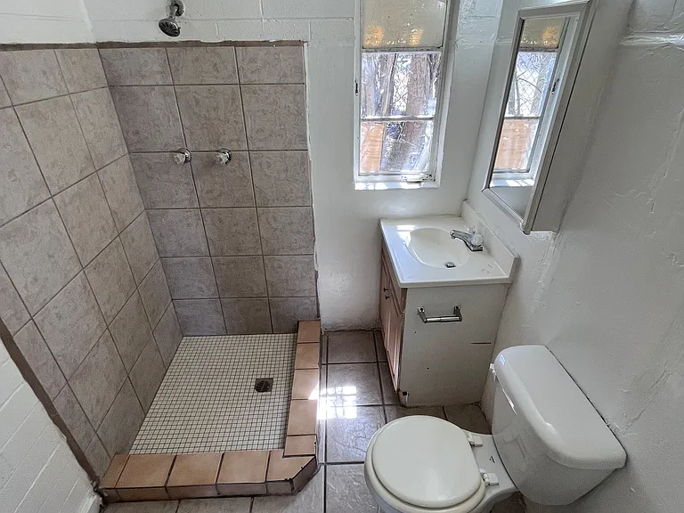 423 E 32nd St #D — Photo 6