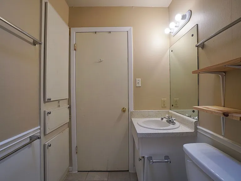 618 W 51st St #104 — Photo 17