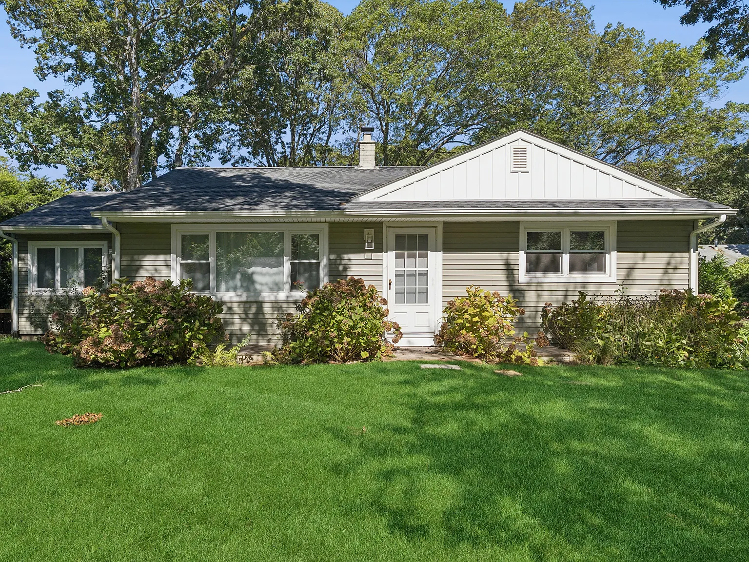 Discover Your Year-Round Haven: 5 bedrooms and 2 bathrooms — Photo 1