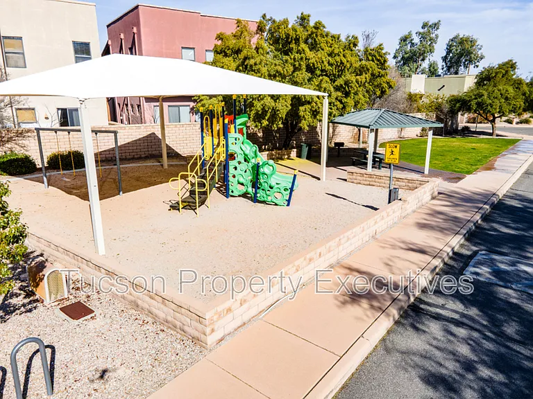 123 E Castlefield Cir — Photo 26