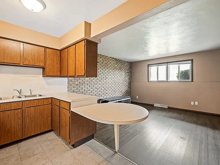 521 W 11th St — Photo 5