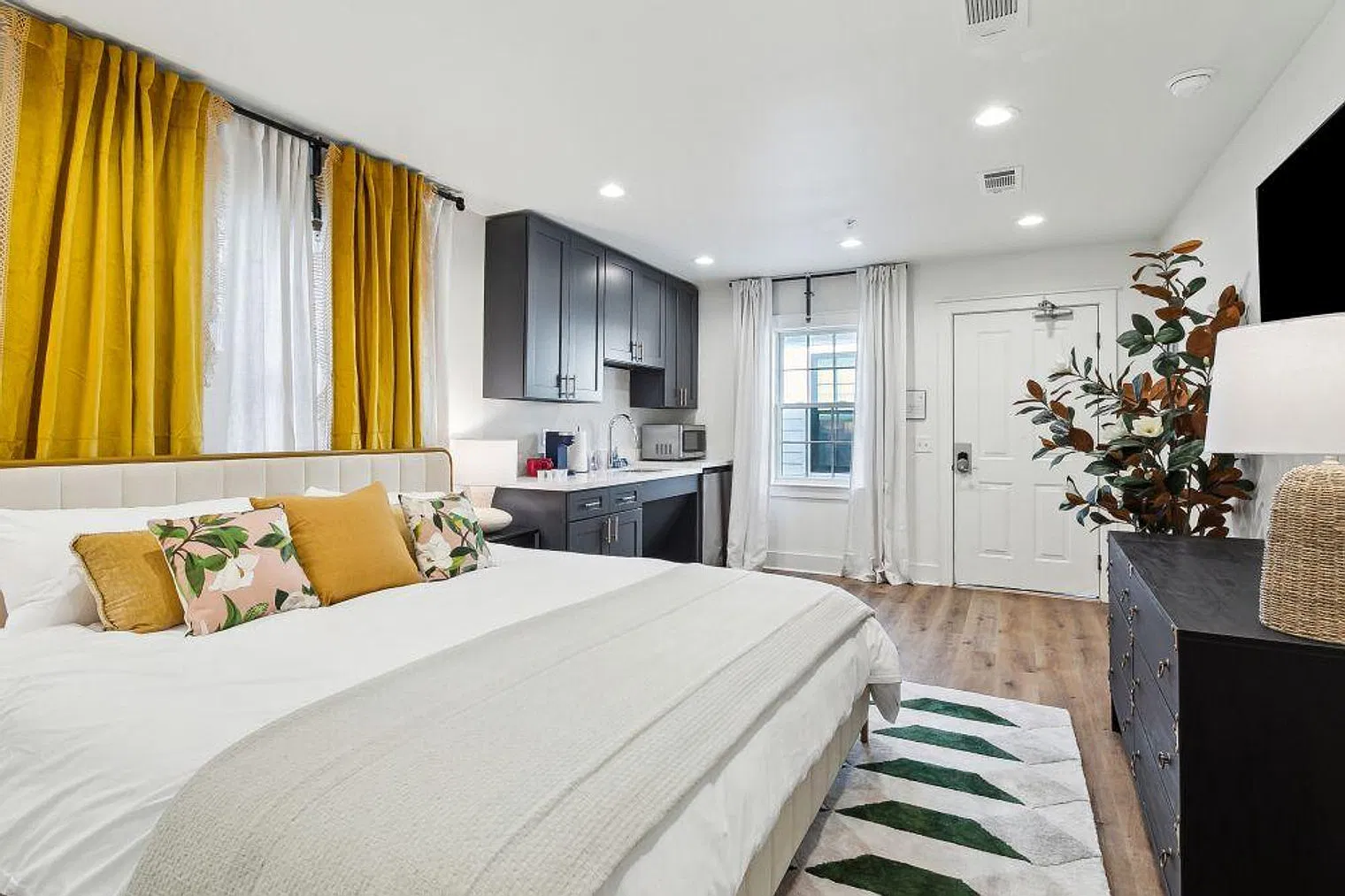 Studio, 1.0 bath, 430 sqft, $4,120 — Photo 1