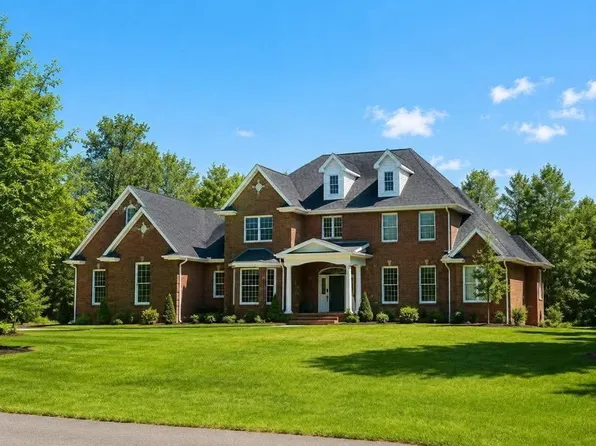 2425 E Cardinal Dr, Midland, MI 48642
