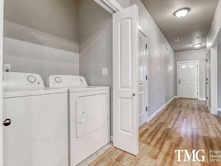 8227 NE 20th St — Photo 10