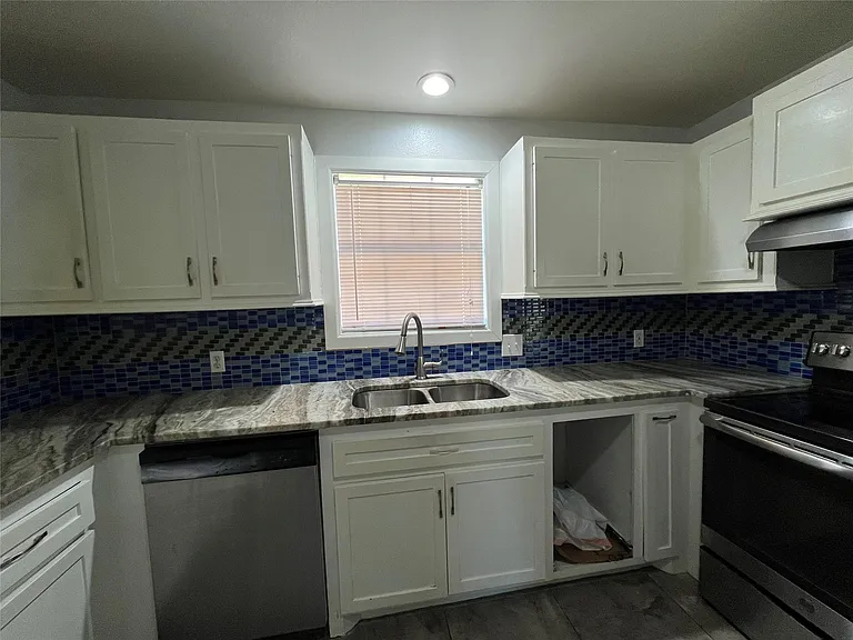 553 Roanoke Dr — Photo 5