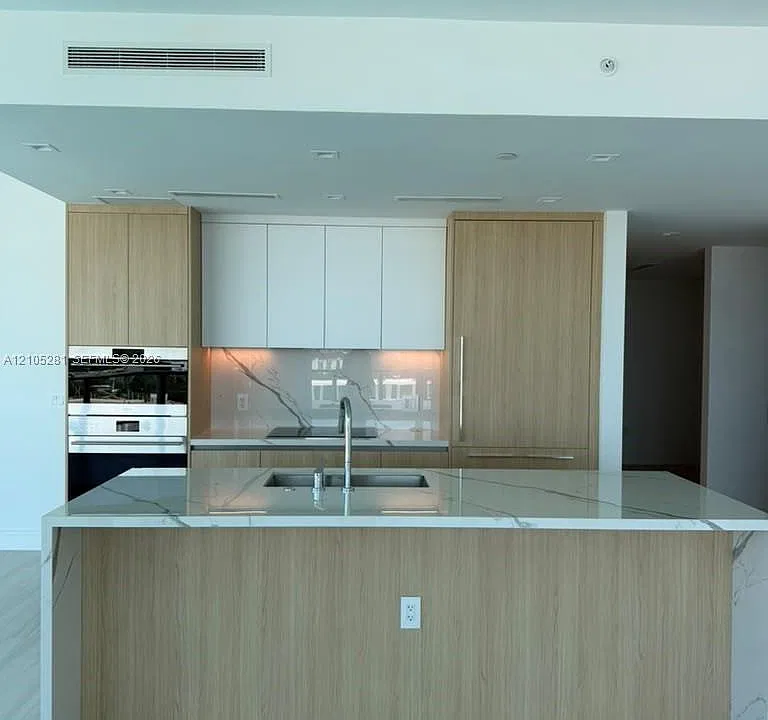 2411 Laguna Cir #1606