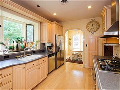 3rd image of 1133 N Elmwood Ave
