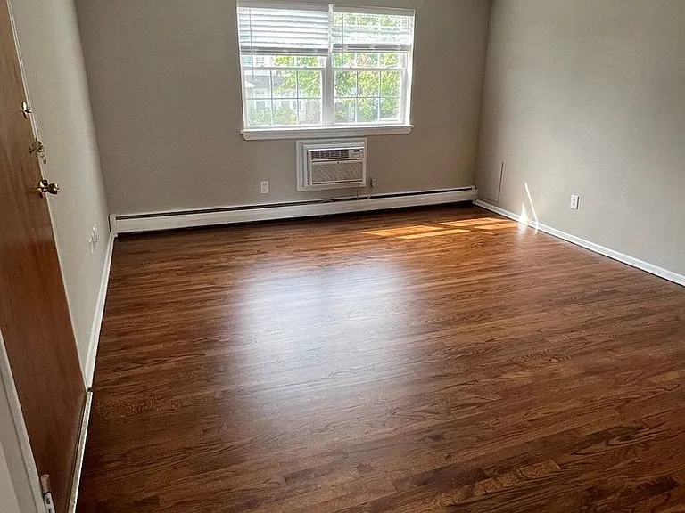 303 Plainfield Ave — Photo 4
