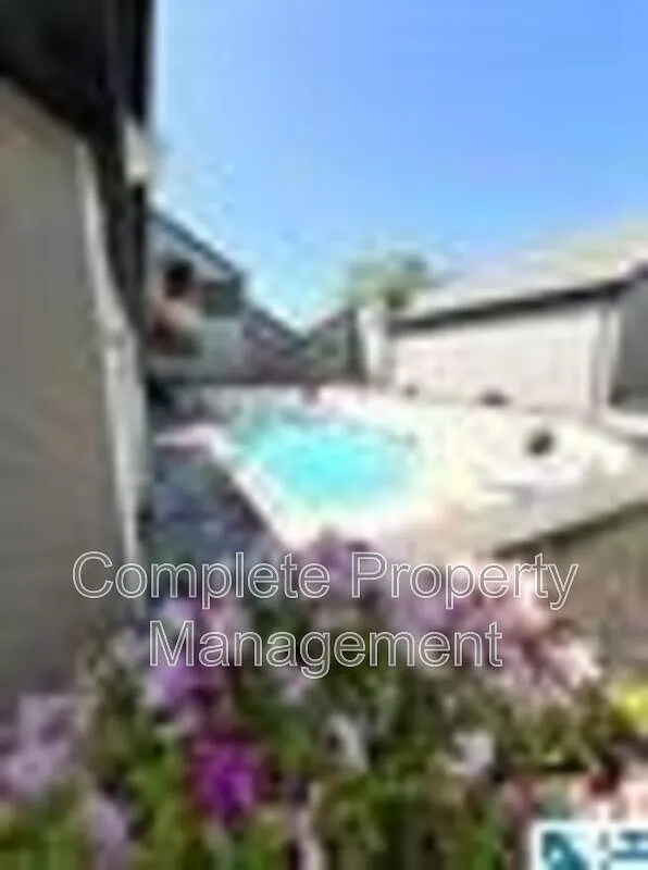 2 bed, 1.0 bath, $1,650 — Photo 2