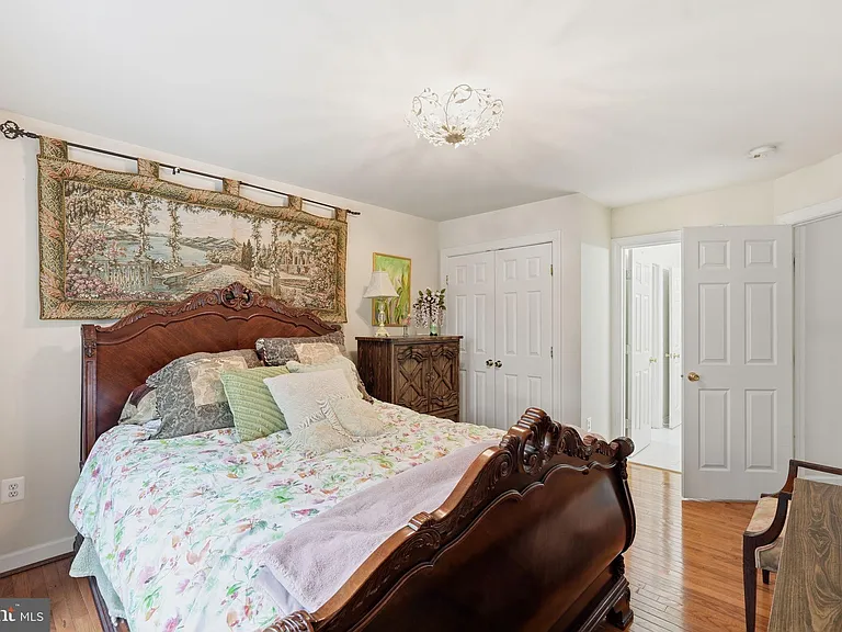 1072 Safa St — Photo 33