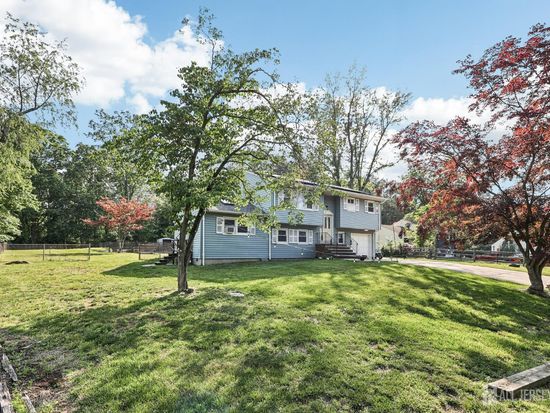 16 Kerschner Ln, East Brunswick, NJ 08816