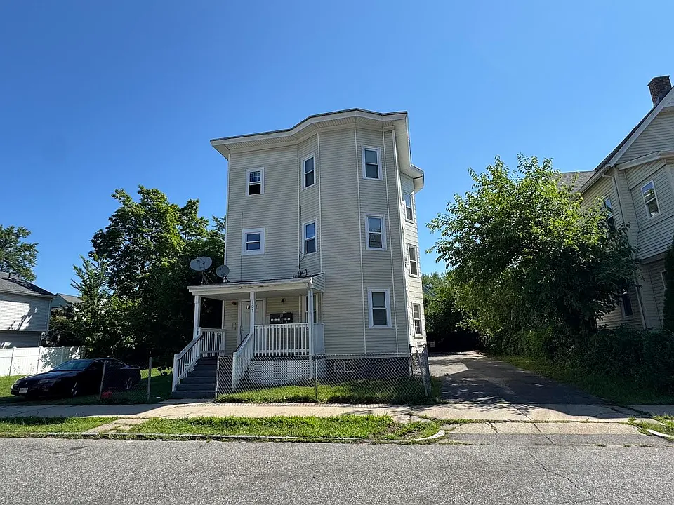 107 College St #1R