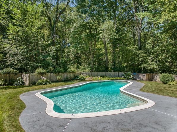 14 Harvard Dr, Bedford, MA 01730