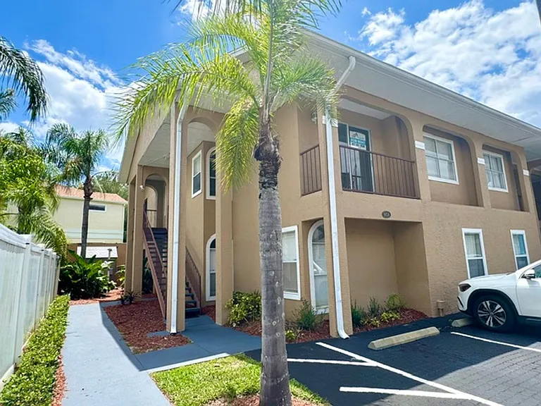 8824 Coral Palms Ct #B — Photo 5