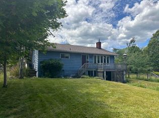 197 Hammond St, Shelburne, NS B0T 1W0