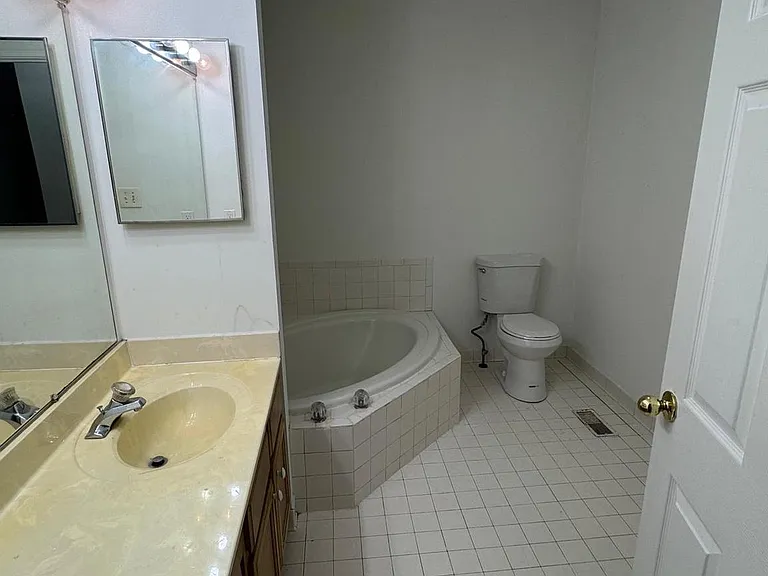 9324 Town Place Dr — Photo 17