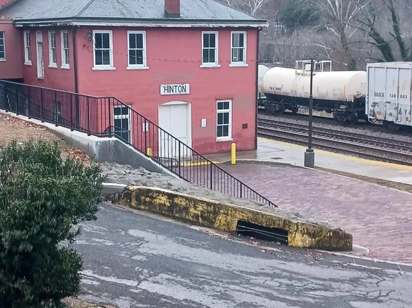 107 2nd Ave, Hinton, WV 25951