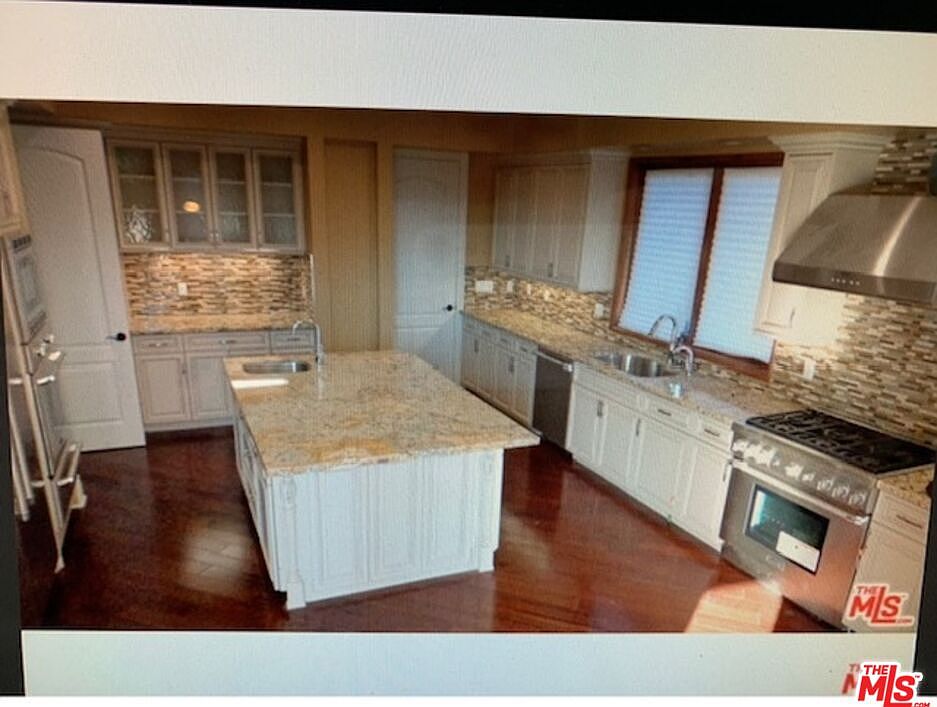 2nd image of 1126 Yale St