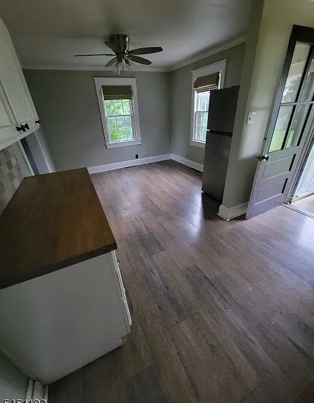 323 Irwin St — Photo 6