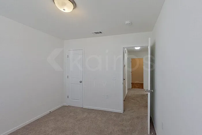 924 Sanford Ln — Photo 12