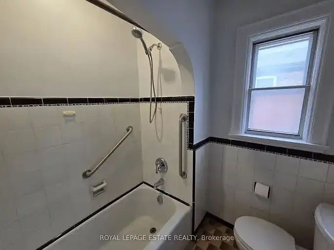 839 Coxwell Ave — Photo 3
