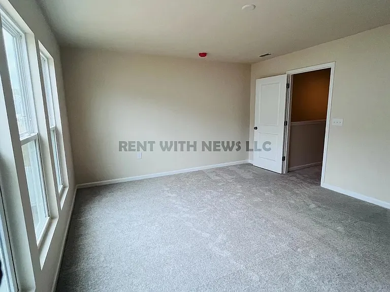 851 McKenzie Park Ter — Photo 8