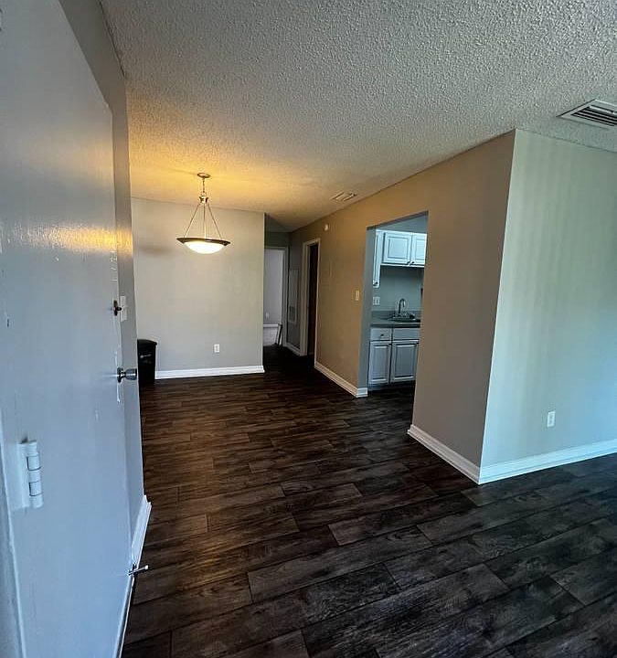 1st image of 195 Glades Cir #195