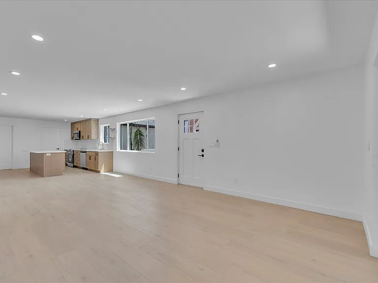 6915 Encino Ave #LOWER — Photo 13