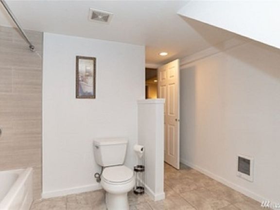 2nd image of 115 N 205th St