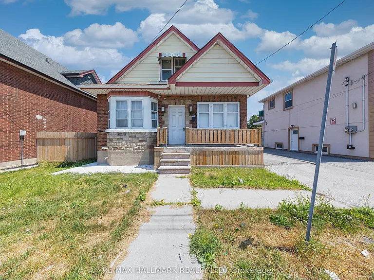 559 Ritson Rd S — Photo 1