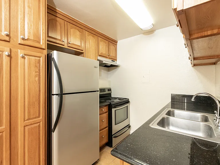 Mid-Wilshire Catalina — Photo 8