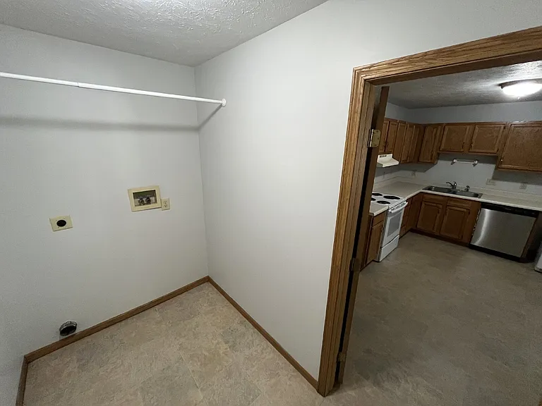 226 Elizabeth Dr — Photo 3