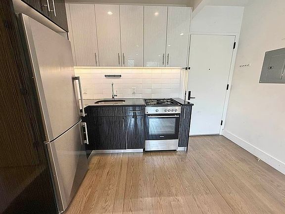 4th image of 824 Saint Johns Pl APT 3F