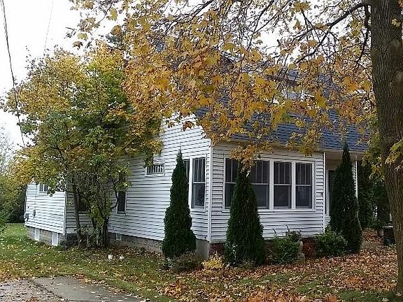 2nd image of 203 W Hurlbut St